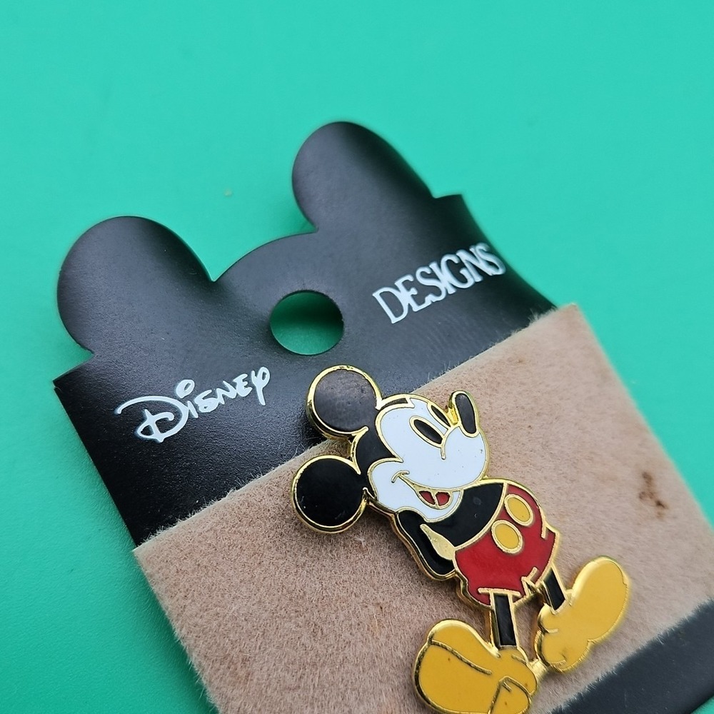 Disney Designs Mickey Mouse Pin Old School Retro Style Brand New - Picture 3 of 4